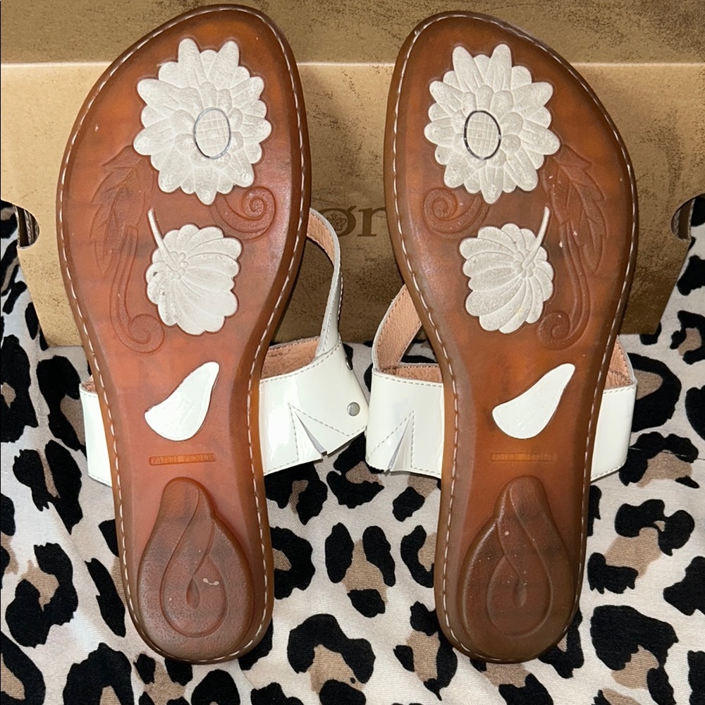 BORN🌻Off White/Cream LEATHER SANDALS Flip Flop Style Size 10 - Picture 5 of 8